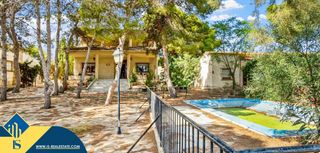 Chalet en Los Balcones-Los Altos. Villa con piscina privada, en la provincia de alicante, en la ci