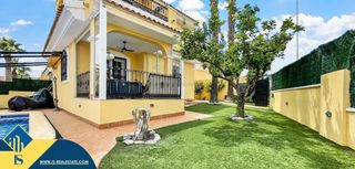 Chalet à Lomas de Cabo Roig - Los Dolses. Villa con piscina privada, en la provincia de alicante, en orihu