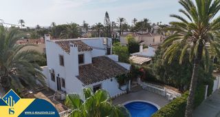 Xalet a Cabo Roig. Villa con piscina privada, en la provincia de alicante, en orihu