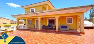 Chalet in Los Balcones-Los Altos. Villa con piscina privada, en la provincia de alicante, en la ci