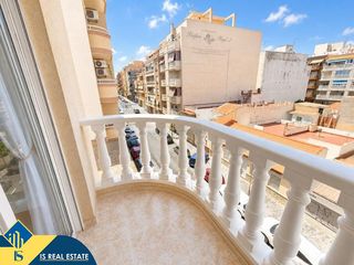 Apartament a Las Piscinas Naturales. Apartamento con terraza en la provincia de alicante, en torrevie