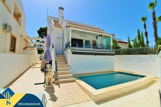 Chalet en Villamartín-Las Filipinas. Villa con piscina privada, en la provincia de alicante, en orihu