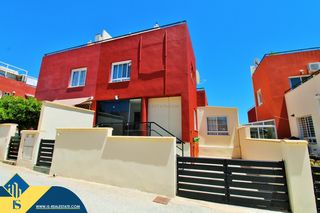 Casa in Villamartín-Las Filipinas. Casa con piscina comunitaria, en la provincia de alicante, en or