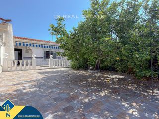 Chalet en Zona Playa de los Locos. Villa con terraza, en la provincia de alicante, en la ciudad de