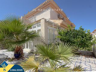 Chalet en Playa Flamenca. Villa con piscina comunitaria, en la provincia de alicante, en l
