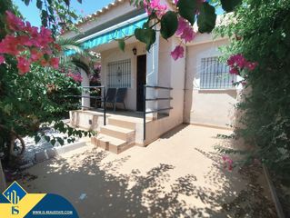 Casa a La Zenia. Casa con piscina privada, en la provincia de alicante, en orihue