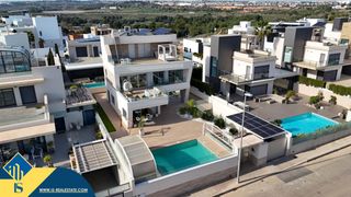 Chalet in Campoamor. Villa con piscina privada, en la provincia de alicante, en orihu