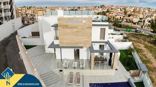 Chalet à Villamartín-Las Filipinas. Villa con piscina privada, en la provincia de alicante, en orihu