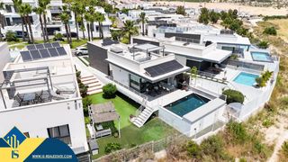 Xalet a San Miguel de Salinas. Villa con piscina privada, en la provincia de alicante, en la lo