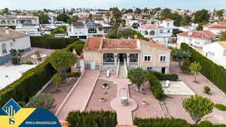 Chalet in Centro de la Ciudad Quesada. Villa con terraza, en la provincia de alicante, en rojales, en l