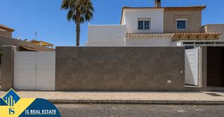 Casa adossada a Los Balcones-Los Altos. Casa reformada con piscina comunitaria, en la provincia de alica