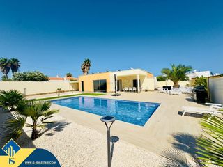 Xalet a Zona Carrefour - Urbanizaciones. Villa con piscina privada, en la provincia de alicante, en la ci