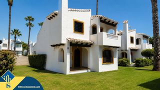 Chalet in Villamartín-Las Filipinas. Villa con piscina comunitaria, en la provincia de alicante, en o