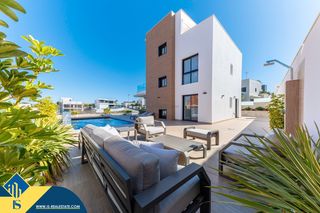 Xalet a Campoamor. Villa con piscina privada, en la provincia de alicante, en orihu