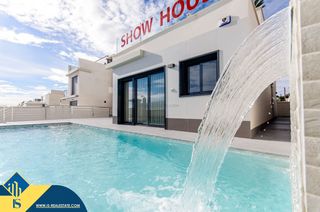 Chalet in San Miguel de Salinas. Villa en construcción con piscina privada, en la provincia de al