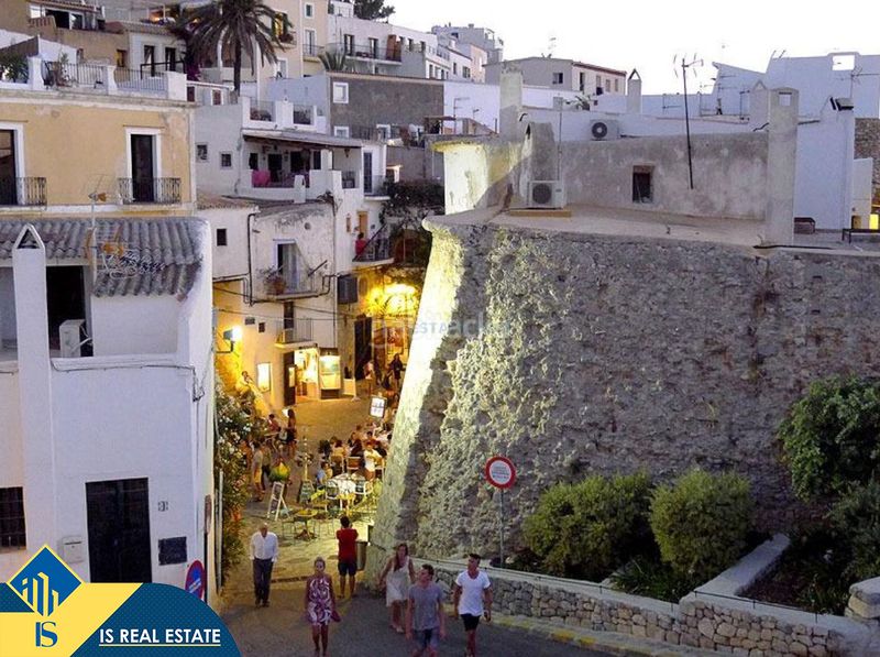 Foto d4d2b85d-c27c-4381-a967-c24b885bed83. Estudi a Dalt Vila-La Marina Ibiza