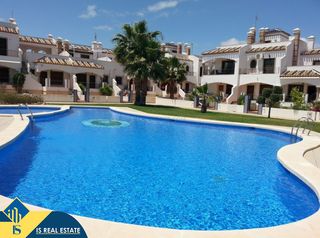 Dúplex en Los Almendros. Apartamento dúplex con piscina comunitaria, en la provincia de a