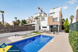 Chalet en El Raso. Villa con piscina privada, en la provincia de alicante, en la lo