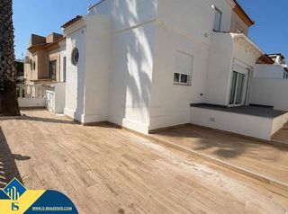 Casa a Los Balcones-Los Altos. Casa reformada con terraza, en la provincia de alicante, en la c