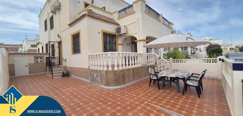 Foto fa4a5c7a-2770-47a8-a75e-78a34eaf948c. Casa amb piscina a Los Balcones y los Altos Orihuela