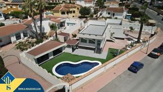 Xalet a Centro de la Ciudad Quesada. Villa con piscina privada, en la provincia de alicante, en rojal