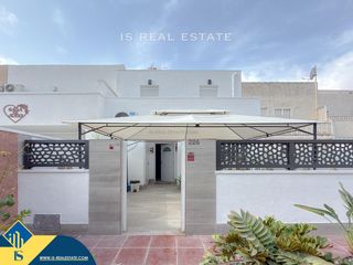 Casa a Zona Carrefour - Urbanizaciones. Casa reformada con terraza, en la provincia de alicante, en la l