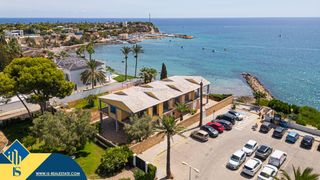 Xalet a Aguamarina. Viviendas en construcción con piscina privada, en la provincia d