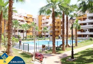 Miete Appartement in Punta Prima. Apartamento con piscina compartida, en la provincia de alicante,