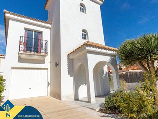 Xalet a Los Balcones-Los Altos. Villa con piscina privada, en la provincia de alicante, en la ci