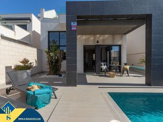 Xalet a Pueblo Bravo. Villa con piscina privada, en la provincia de alicante, en rojal