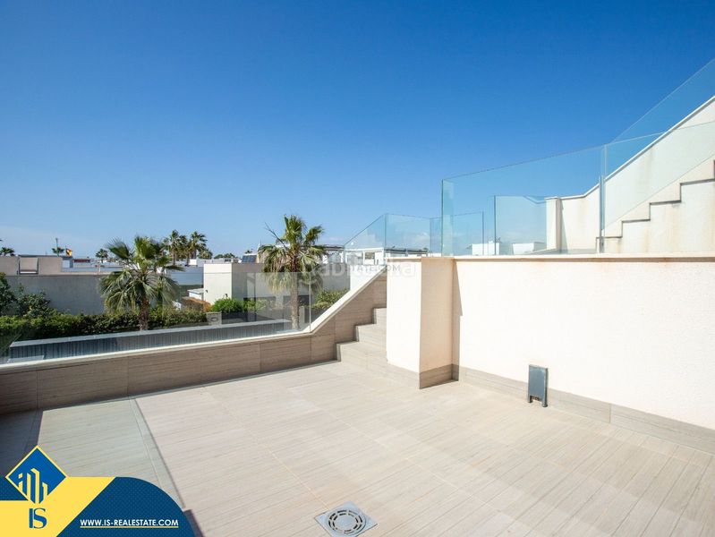 Foto 635a2d41-edfa-4d8a-84c1-42a8ebe1b45b. Chalet villa con piscina privada, en la provincia de alicante, , en la localidad de ciudad quesada. 3 habitaciones | 104 m² | a en Rojales