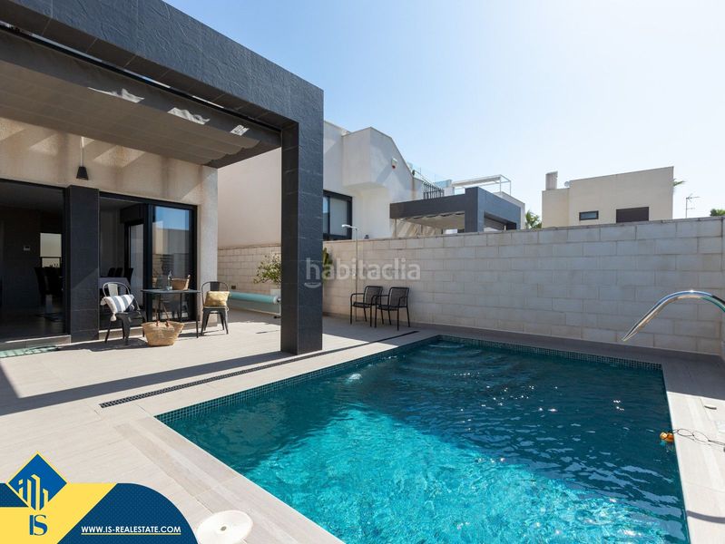 Foto 69ffdabd-9b6d-465e-8b33-a3f9e47aec7d. Chalet villa con piscina privada, en la provincia de alicante, , en la localidad de ciudad quesada. 3 habitaciones | 104 m² | a en Rojales