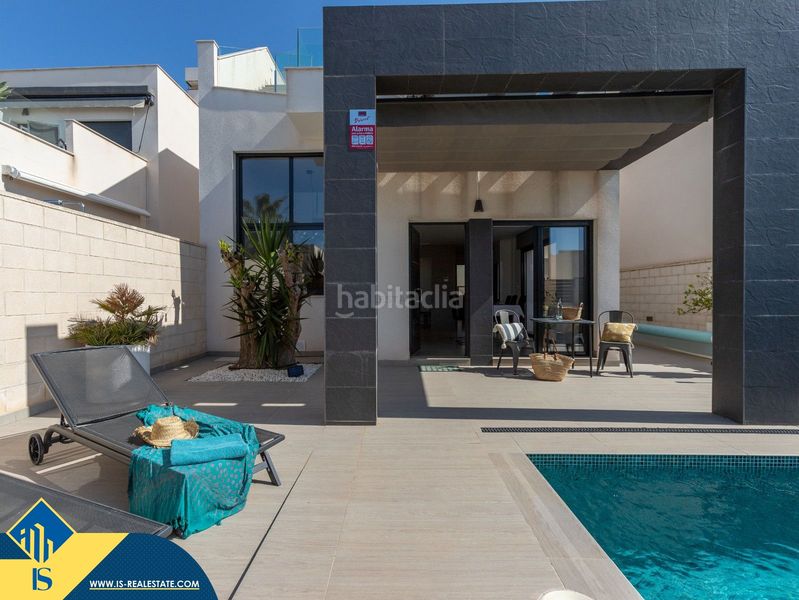 Foto b9a090f5-7370-4922-8ad1-48dbb1a7f275. Chalet villa con piscina privada, en la provincia de alicante, , en la localidad de ciudad quesada. 3 habitaciones | 104 m² | a en Rojales