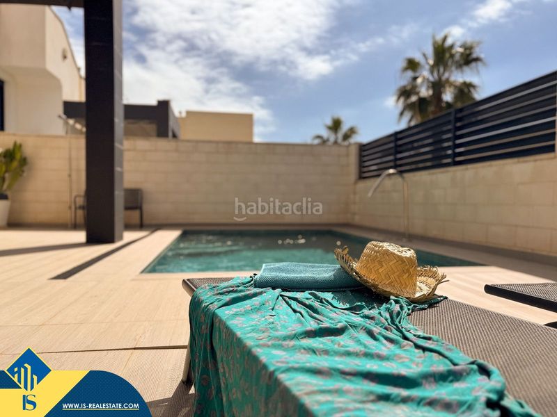 Foto c0c5ebe9-0f45-4c3e-a6f6-22d0edfd8b4c. Chalet villa con piscina privada, en la provincia de alicante, , en la localidad de ciudad quesada. 3 habitaciones | 104 m² | a en Rojales