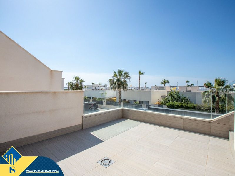 Foto dcd01dbd-4f6e-4939-aaa9-9ef75f553e48. Chalet villa con piscina privada, en la provincia de alicante, , en la localidad de ciudad quesada. 3 habitaciones | 104 m² | a en Rojales