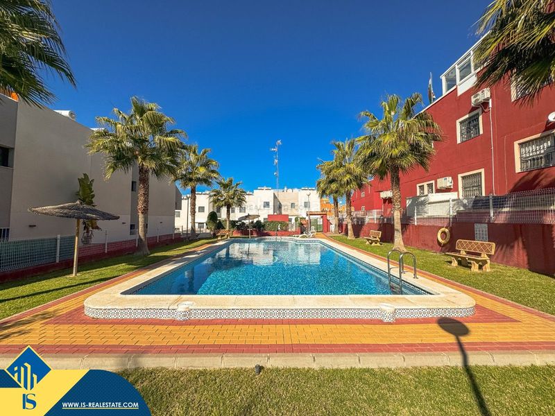 Foto d3761bca-303e-4f11-bfd7-deca901231e5. Casa amb piscina a La Florida Orihuela