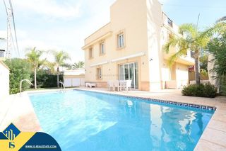 Location Chalet à Cabo Roig. Villa con piscina privada, en la provincia de alicante, en orihu