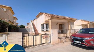 Chalet in Algorfa. Villa con piscina comunitaria, en la provincia de alicante, en l