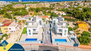 Xalet a Los Balcones-Los Altos. Villa con piscina privada, en la provincia de alicante, en la ci