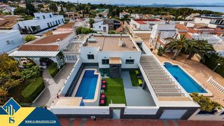 Xalet a Los Balcones-Los Altos. Villa con piscina privada, en la provincia de alicante, en la ci