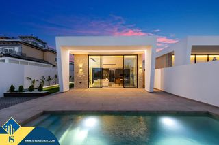 Chalet à Zona Carrefour - Urbanizaciones. Villa con piscina privada, en la provincia de alicante, en la lo