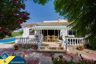 Chalet in Zona Carrefour - Urbanizaciones. Villa con piscina privada, en la provincia de alicante, en la lo