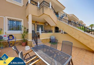 Haus in La Florida. Bungalow con piscina compartida, en la provincia de alicante, en