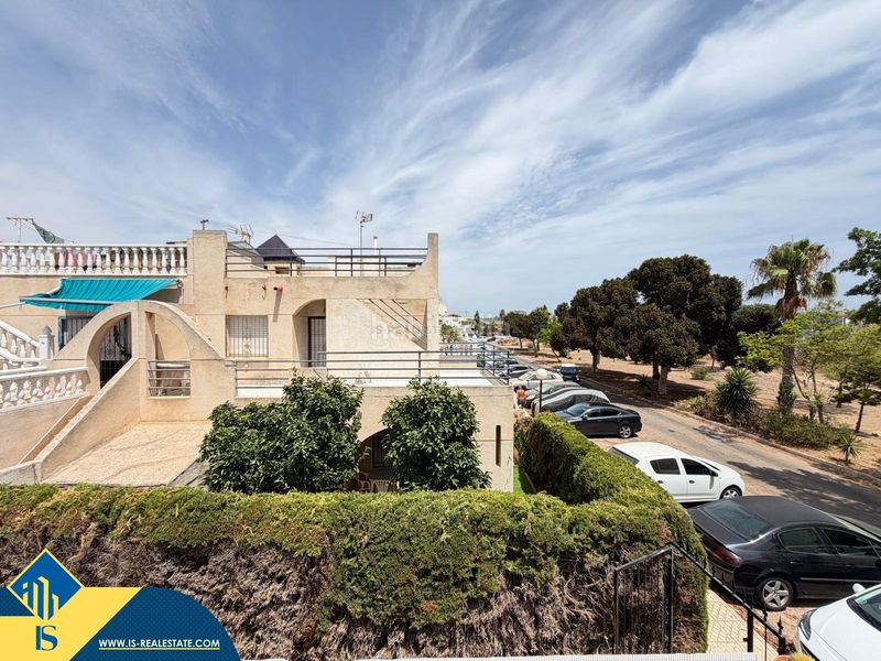 Foto f3508d27-d3c9-4ba0-bbf9-75d408dd8645. Casa amb piscina a Zona Carrefour - Urbanizaciones Torrevieja