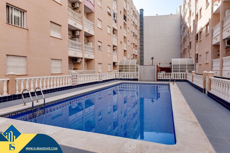Foto fe55eb6b-f367-48f0-a416-fb06b45a1410. Pis amb piscina a Antonio Machado Torrevieja