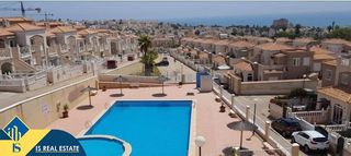 Rent Semi detached house in Aguas Nuevas. Casa con piscina comunitaria, en la provincia de alicante, en la