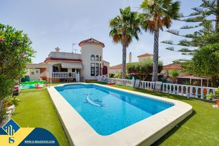 Chalet in San Fulgencio. Villa con piscina privada, en la provincia de alicante, en la lo