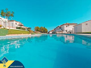 Maison à Los Balcones-Los Altos. Bungalow con piscina compartida, en la provincia de alicante, en