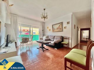 Apartament a Las Piscinas Naturales. Apartamento con terraza en la provincia de alicante, en torrevie