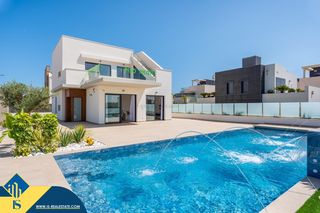 Xalet a Aguamarina. Villa con piscina privada, en la provincia de alicante, en orihu